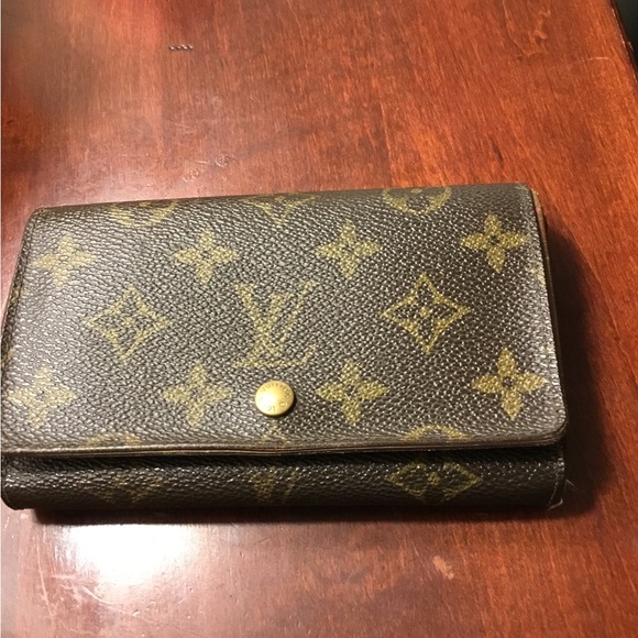 Louis Vuitton Monogram Wallet in Black and Gold - Picture 15 of 16